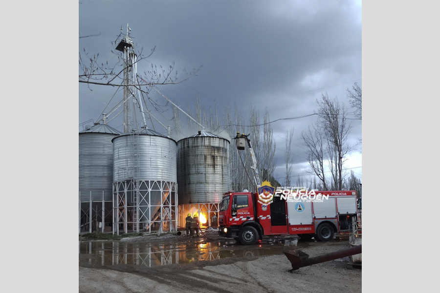 El incendio se produjo en el interior de uno de los silos. Foto: Policía de Neuquén