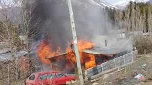 Investigan si el incendio de una casa en el sur de Bariloche fue intencional