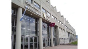 Acusan a una mujer del homicidio de su hija de dos años, por dejarla sola dos días