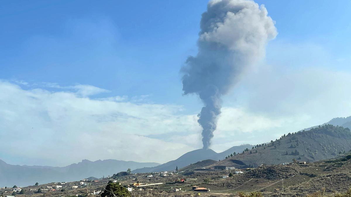El volcán de La Palma vuelve a soltar lava, cenizas y humo tras un breve "parate"