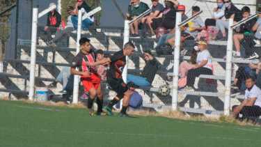 Sapere le ganó en la capital neuquina a Petrolero. Fotos. Yamil Regules. 