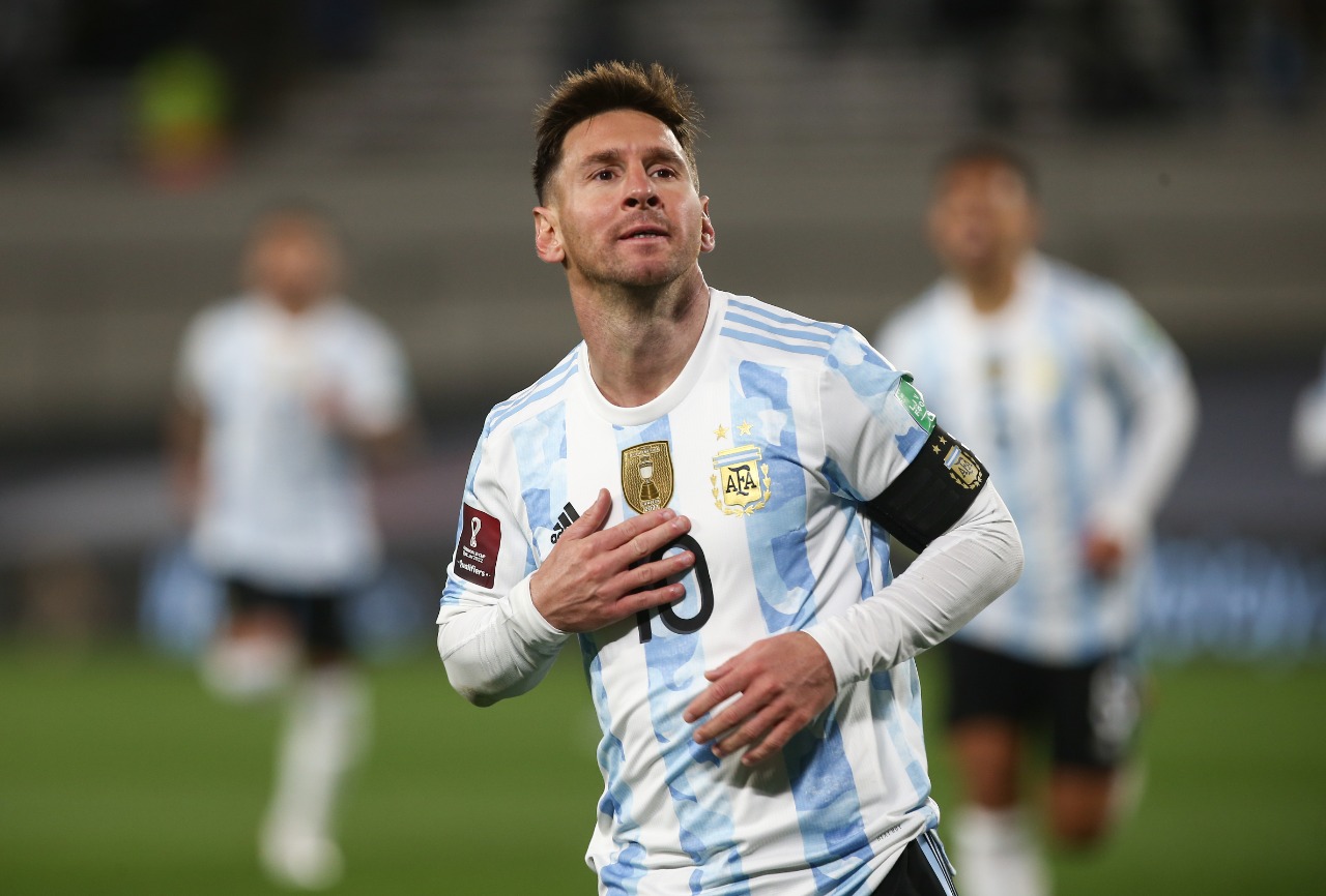 Messi festeja el primer gol y se toca el parche que lo muestra como Campeón de América. 