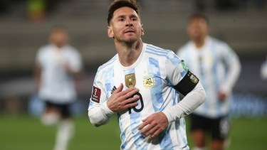 Messi festeja el primer gol y se toca el parche que lo muestra como Campeón de América. 