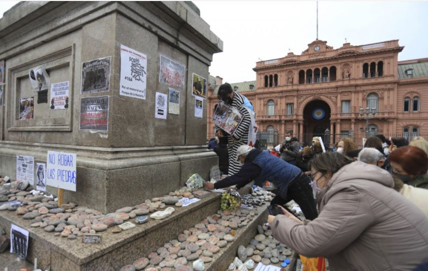 Familiares de las víctimas colocaron las piedras. Foto: Noticias Argentinas. 
