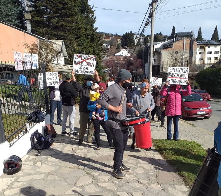 Reclamaron frente al Instituto de Tierras y Viviendas de Bariloche. Foto: gentileza