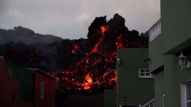 La desesperante situación obligó a las familias a retirarse de la zona. Foto: Télam.-