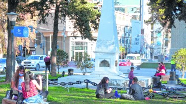 El monolito fundacional estaba originalmente donde hoy se encuentra el monumento a San Martin. (FOTO: Yamil Regules)
