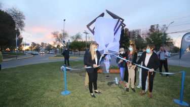 El tradicional corte de cinta se hizo con trabajadores de distintas instituciones sanitarias. (foto: Juan Thomes)