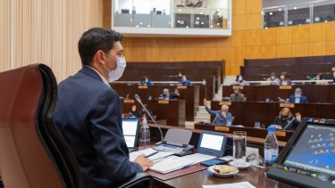 El vicegobernador escuchó, sin poder participar, las intervenciones de los legisladores en la sesión. Foto: gentileza.