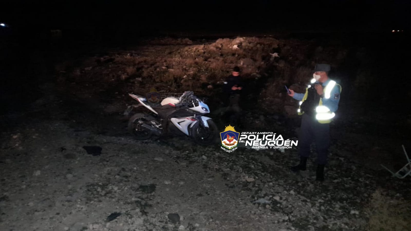 No se pudo peritar la moto porque fue retirada por los vecinos de Casimiro Gómez. Foto: Gentileza Policía de Neuquén.