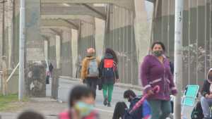 El testimonio de quienes cruzan a pie por el corte en el puente: “Es injusto» y «es cosa de todos los días”