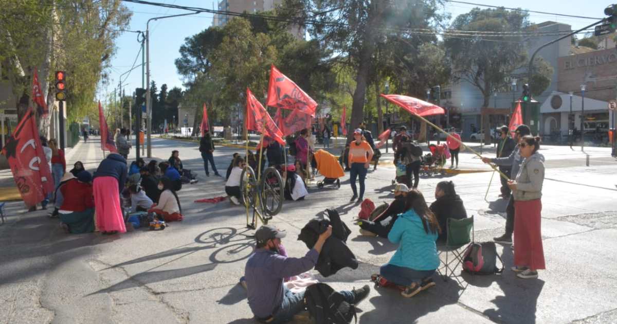 Levantaron el corte total de la Avenida Argentina en Neuquén - Diario ...