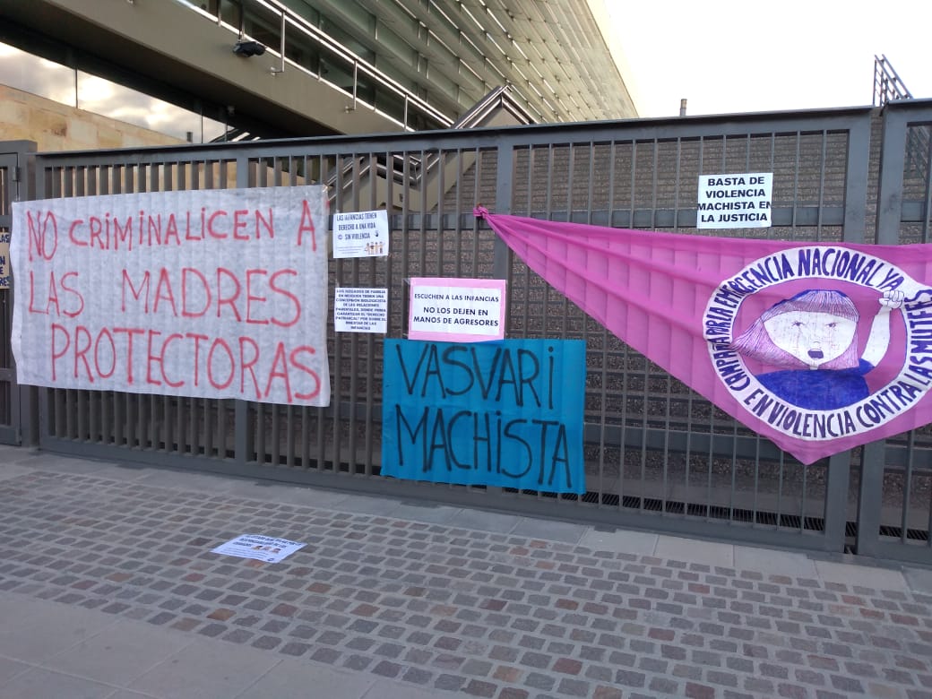 Las manifestantes colgaron banderas en el ingreso a la Ciudad Judicial de Neuquén. (Gentileza).-