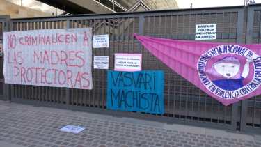 Las manifestantes colgaron banderas en el ingreso a la Ciudad Judicial de Neuquén. (Gentileza).-
