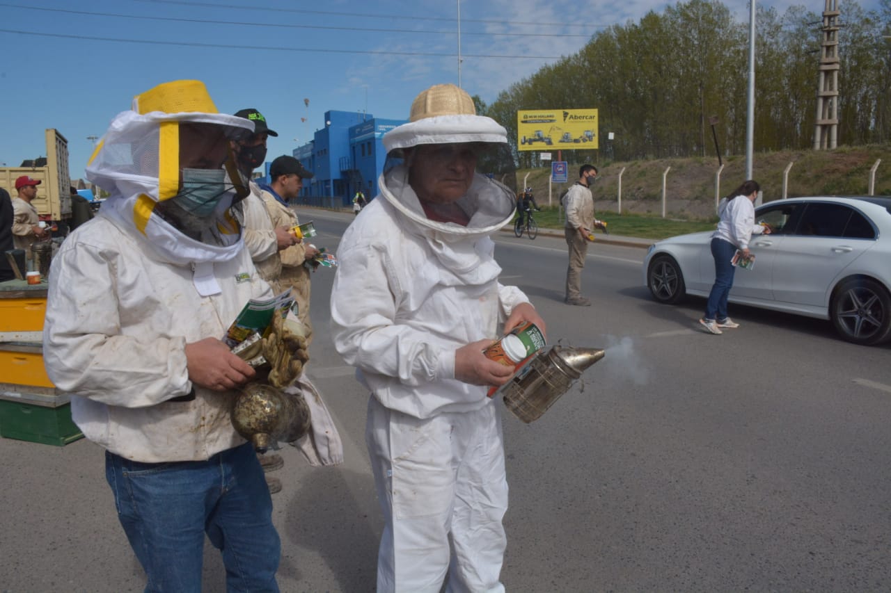 Los apicultores resaltaron que es la primera vez que hacen esta clase de protestas. Fotos: Yamil Regules.