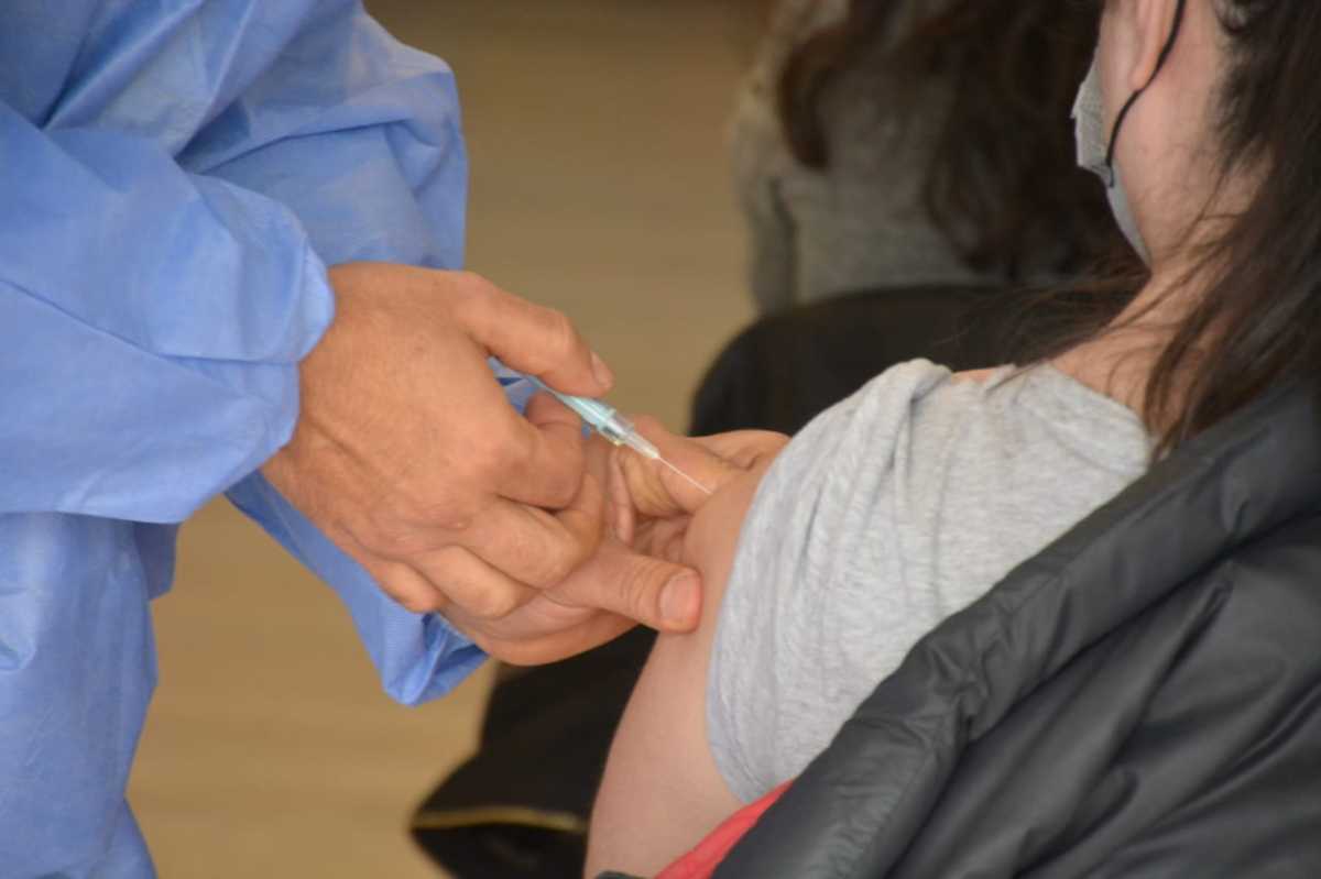 La llevó a vacunar y luego la volvieron a inmunizar, por error, en la escuela de Centenario a la que asiste. Foto: Archivo