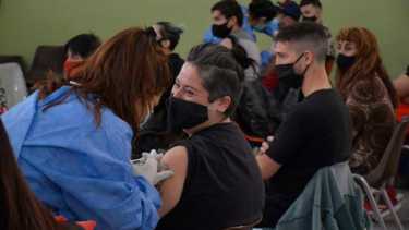 Neuquén aplicará primeras y segundas dosis durante este viernes en distintos puntos de la provincia. (Yamil Regules)