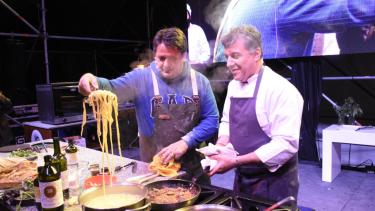 El intendente Mariano Gaido se animó a subir al escenario para una clase de pasta con el chef Pablo Buzzo. Foto: Flor Salto.