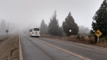 Una capa de niebla cubre la zona cordillerana desde Collón Cura hacia Bariloche y parte de la Región Sur. 