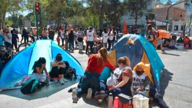 Las organizaciones sociales realizaron ayer una serie de piquetes sobre las avenidas Argentina y Olascoaga de la ciudad de Neuquén par a reclamar puestos de trabajo. Marcharon hasta Casa de Gobierno y luego acamparon bloqueando el tránsito en el centro de la capital. La fiscalía dio orden de desalojar, pero los manifestantes mantuvieron la protesta a la espera de una instancia de diálogo. Foto: Yamil Regules