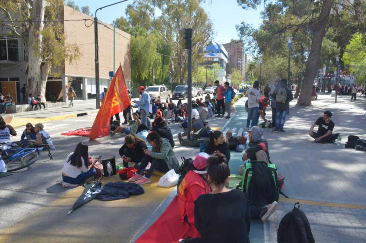 Las organizaciones sociales acamparon 10 horas en el centro de Neuquén, en reclamo de puestos de trabajo. (foto: archivo)