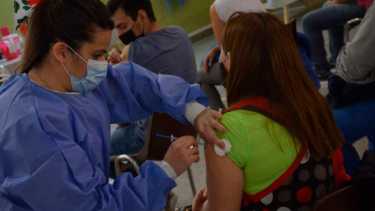 Para recibir la primeras dosis, hay que inscribirse previamente en la página del ministerio de Salud. Foto: Yamil Regules