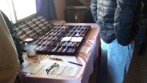 Falsos oftalmólogos hacían controles y recetaban anteojos en un merendero de Roca