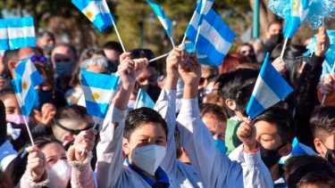 En Neuquén se compartirá chocolate caliente y torta fritas con quienes se acerquen durante el acto de la promesa a la bandera. Foto: Archivo