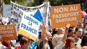 Miles de personas vuelven a protestar en Francia contra el pasaporte sanitario