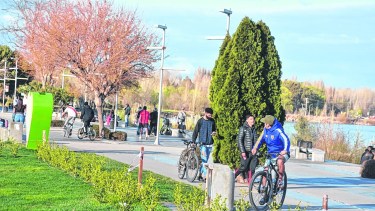 La costanera se convirtió en el punto de reunión de jóvenes y adultos por excelencia. (FOTO: Yamil Regules)
