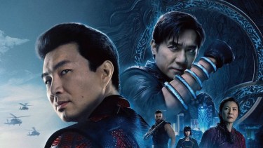 Tras los eventos de Avengers: Endgame (2019), Shang-Chi se ve atraído por la organización clandestina de los Diez Anillos y se ve obligado a confrontar el pasado que pensó que había dejado atrás.