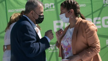 Carreras y Pesatti juntos en el acto en la Escuela N° 1. El viedmense podría acompañar a la gobernadora en su viaje a Buenos Aires. Foto: Pablo Leguizamon