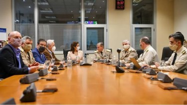 La gobernadora Carreras junto al prefecto Mario Rubén Farinón, tras la firma del convenio. Foto Gentileza Prensa de Gobierno.