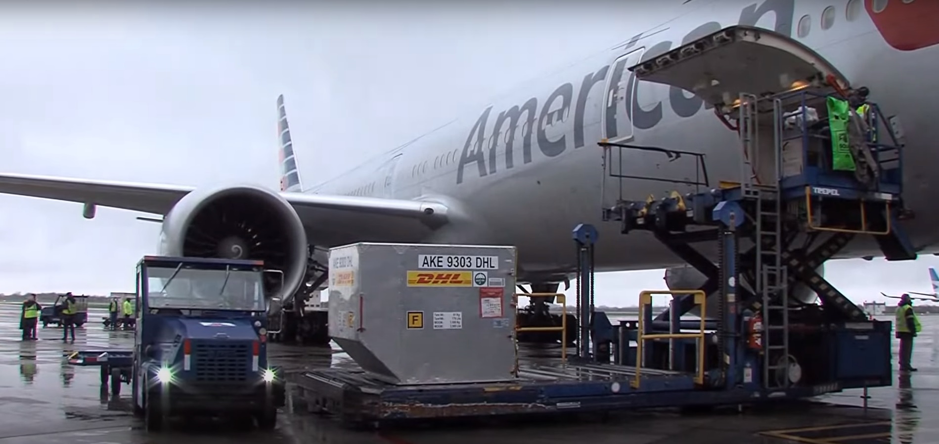 El avión de American Airlines al momento de descargar las vacunas. 