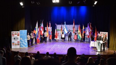 El acto contó con la participación de las diversas colectividades que se encuentran en Viedma. Foto Gentileza.