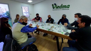 La reunión se realizó hoy entre gremios y autoridades del Municipio de Viedma. Foto: Gentileza
