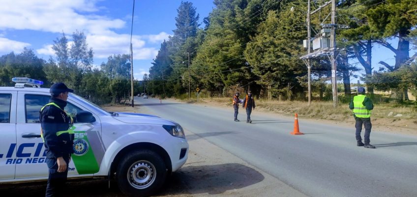 Policías iniciaron ayer operativos de control en distintos puntos del oeste de Bariloche. Gentileza
