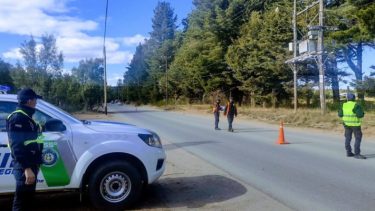Policías iniciaron ayer operativos de control en distintos puntos del oeste de Bariloche. Gentileza