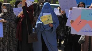 En Afganistán, mujeres marcharon por su derecho a trabajar