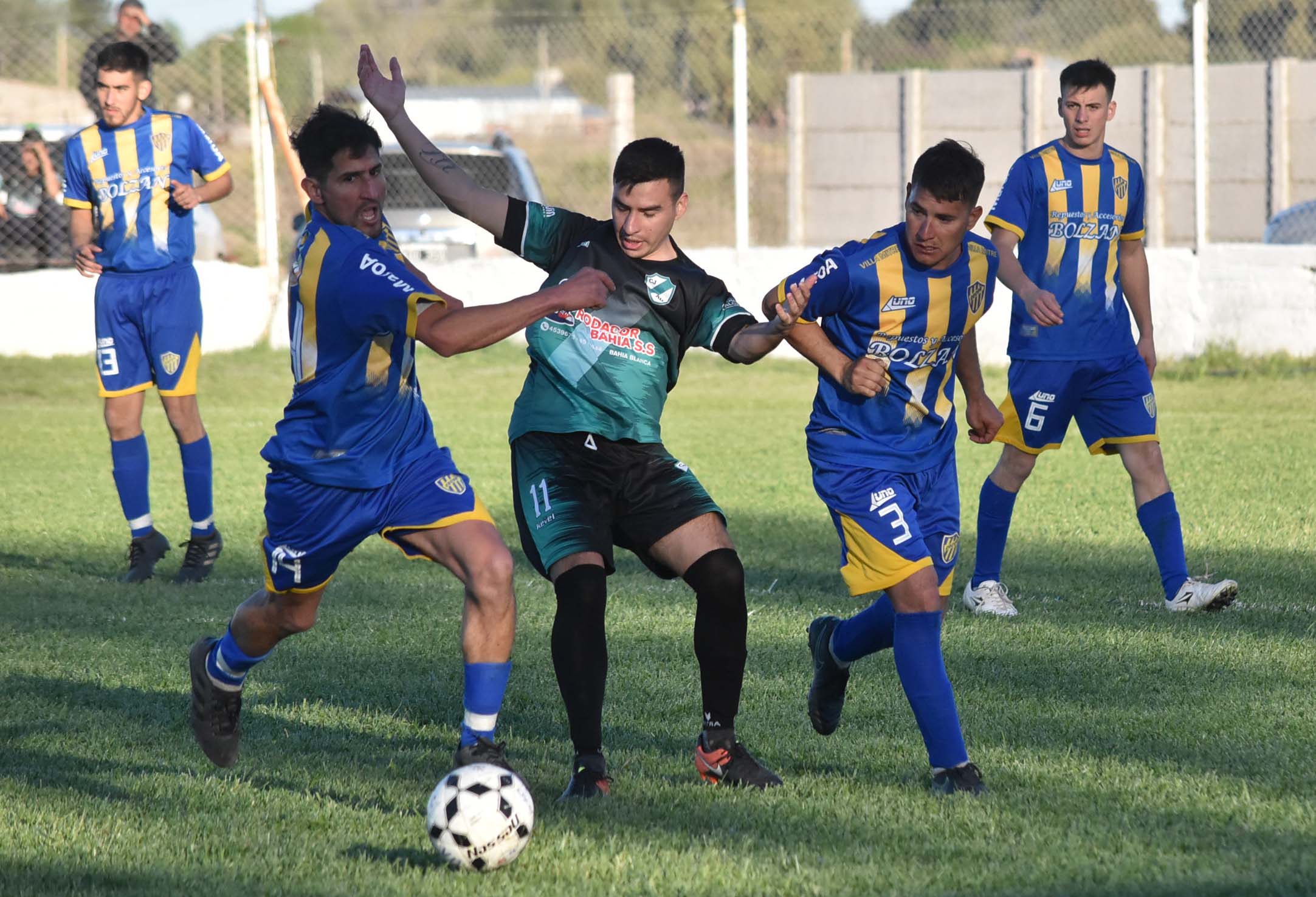 Juventud y Villa Mitre empataron 2 a 2 en un partidazo. Fotos: Jorge Tanos