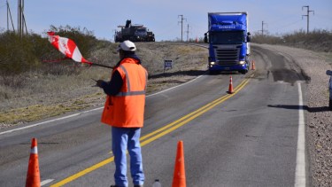 Vialidad Nacional trabaja en la conservación de la Ruta 22 entre Chelforó y Chimpay. (Foto Néstor Salas)