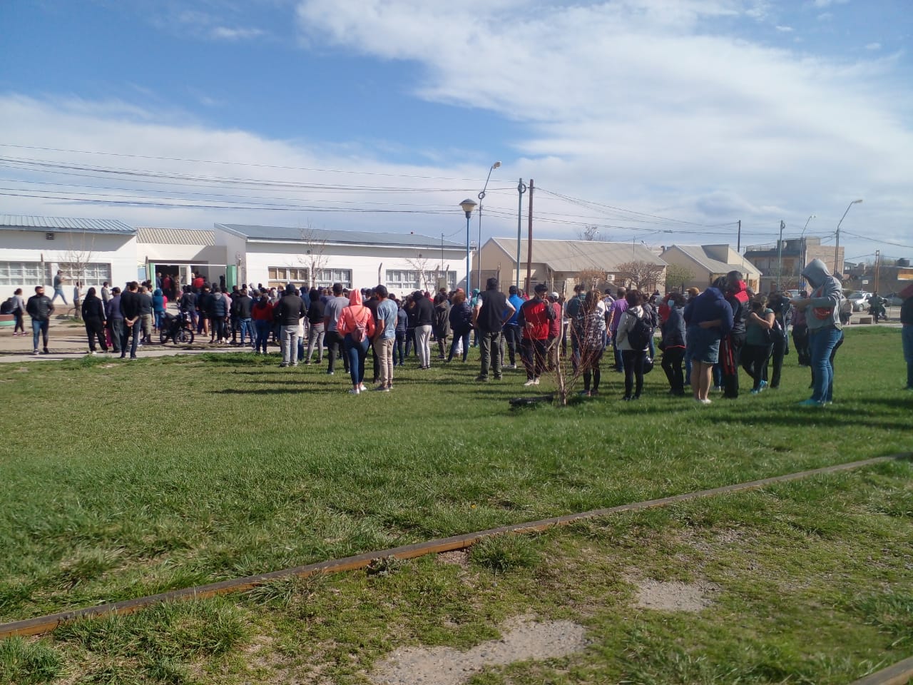 En la escuela ubicada en 25 de Mayo y 3 de Febrero, cerca de las 16, había una larga fila de vecinos esperando a emitir su voto. (foto: Gino Aboledo)