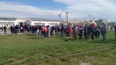 En la escuela ubicada en 25 de Mayo y 3 de Febrero, cerca de las 16, había una larga fila de vecinos esperando a emitir su voto. (foto: Gino Aboledo)