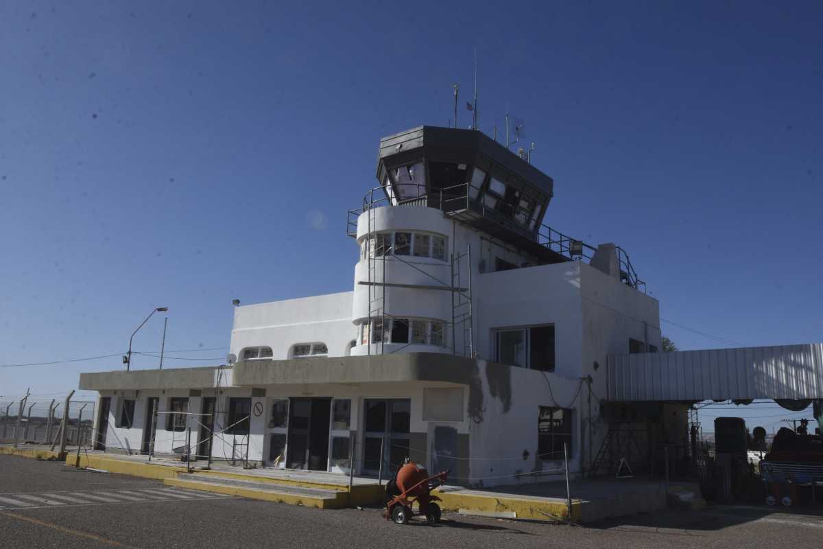 El aeropuerto roquense tuvo obras de refacción, pero las gestiones para reactivar los vuelos comerciales están paralizadas.