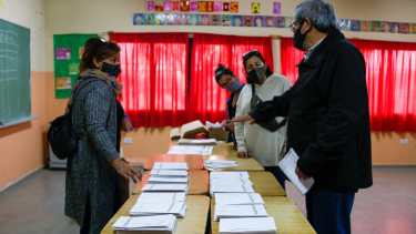 Comenzó el recuento de votos en las escuelas de Río Negro, tras el cierre del comicio. Foto: Juan Thomes