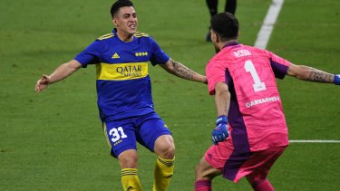 Pavón anotó el último y festeja la clasificación con Rossi, que contuvo otro. Boca está en semifinales de Copa Argentina. 