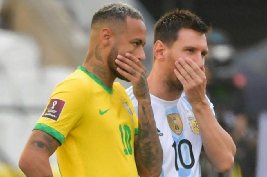 Messi y Neymar fueron los primeros en intervenir en cancha, para evitar la escalada del conflicto.-