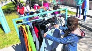 Alumnos de un secundario combaten la crisis de sus vecinos con solidaridad, en Roca