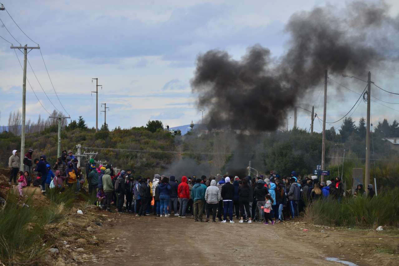 Decenas de personas que reclaman una solución habitacional se manifestaron en la zona próxima a los lotes que habían sido ocupados. (Foto Alfredo Leiva)