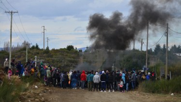 Decenas de personas que reclaman una solución habitacional se manifestaron en la zona próxima a los lotes que habían sido ocupados. (Foto Alfredo Leiva)